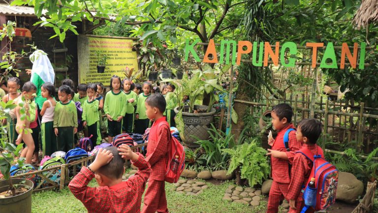 Jelajahi Pesona Desa Tenjolayar: Destinasi Wisata Edukasi Pertanian Seru untuk Anak-anak