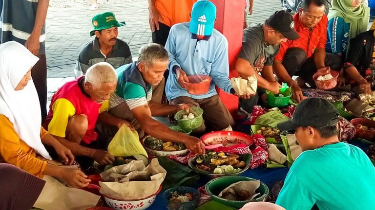 Tradisi "Tingkeban Pari” Di Balong Kawuk Mengharap Panen Berkah ...